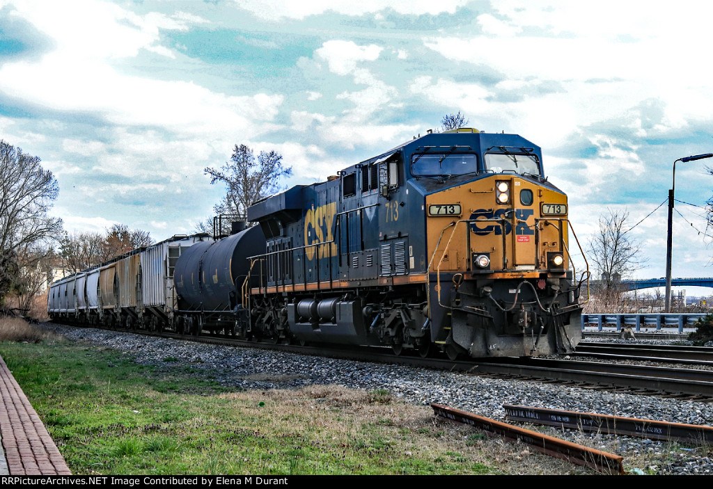 CSX 713 on M-422